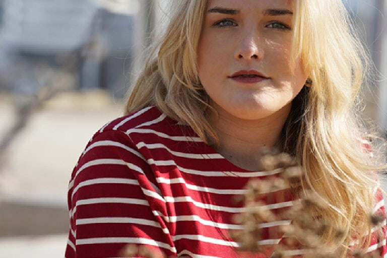 vrouw met streepjesshirt in rood-wit in de zomer